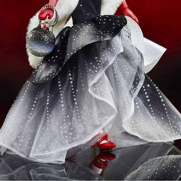 ☆NWT/NIB☆Disney Villains Collection☆CRUELLA DE VIL contemporary Disney Doll☆ - Picture 8 of 15